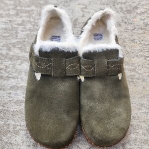 Earth Origins Aurora Jade Clog, Classic Olive Green Suede Faux Fur Lined, Sz 8.5
